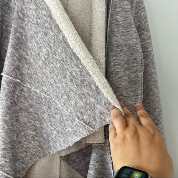 Altar'd State Open Front Sherpa Lined Heavy Asymmetrical Cardigan Large - Picture 8 of 8